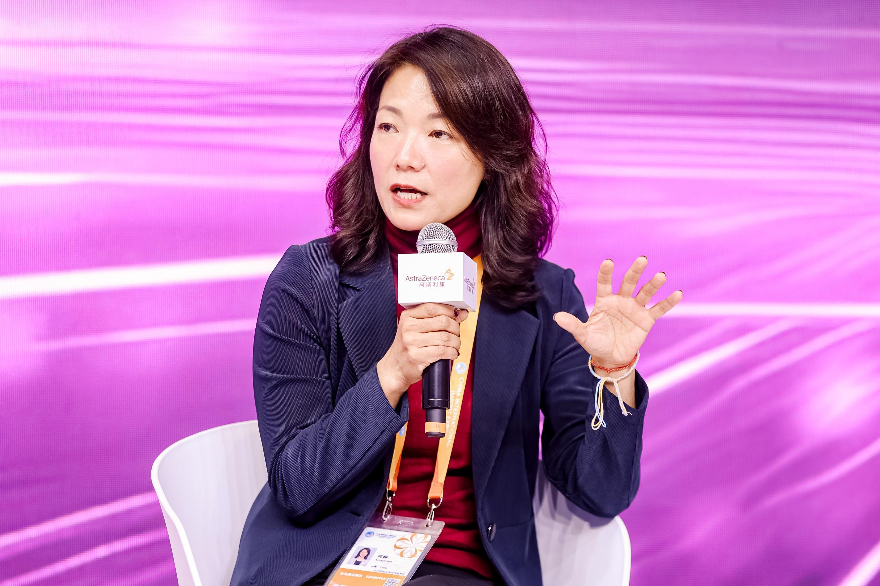 何静博士在论坛上发表观点