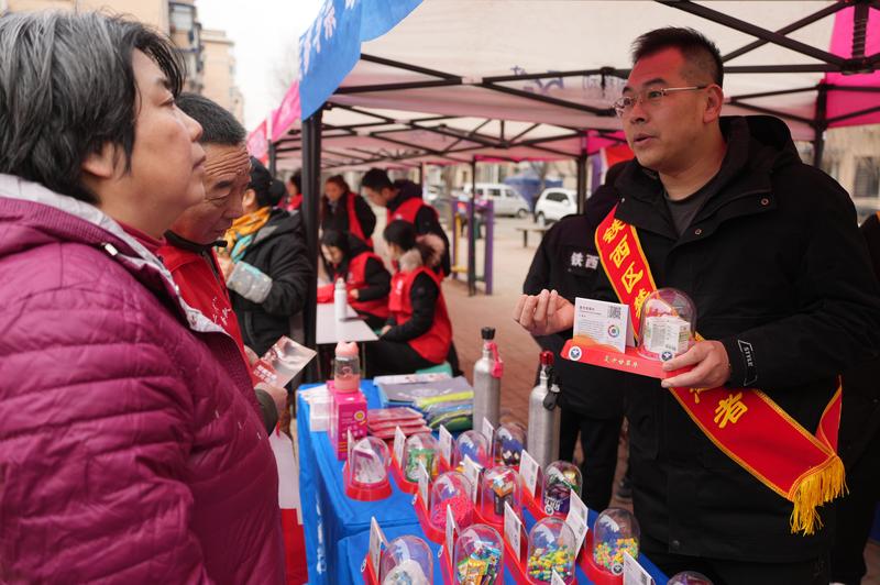 在沈阳市铁西区重工新村社区广场，志愿者提醒居民远离药物滥用。新华社资料图
