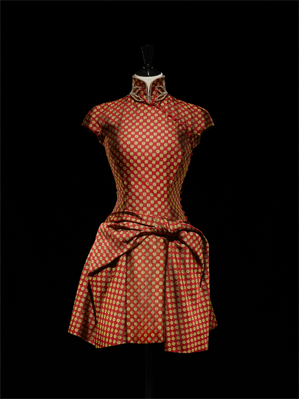 迪奥“米妮”（Minie）珠绣立领、酒红色金色饰纹提花缎旗袍风格套装，1997年秋冬成衣系列，巴黎迪奥典藏馆收藏