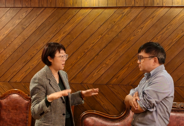 陈家宁博士（右）介绍了北师港浸大就大湾区项目与活动的参与情况（来源：一财全球中心）