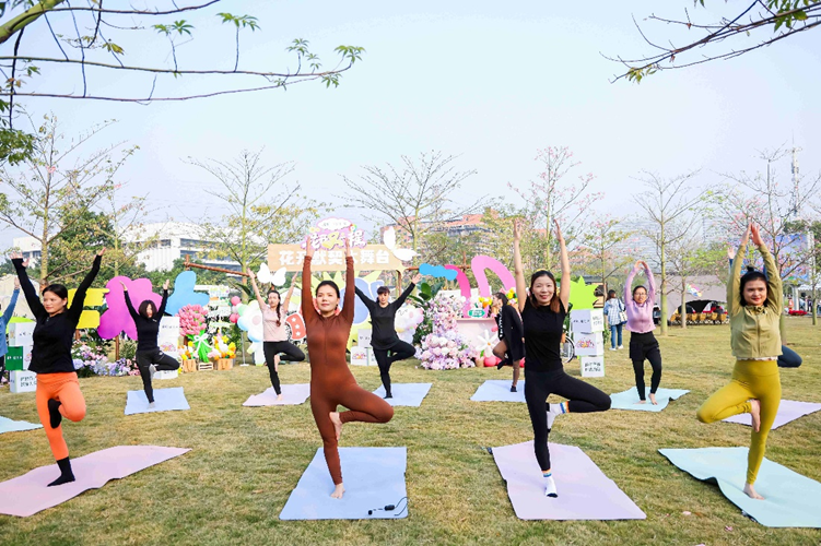 大健康社群成员在安利美好生活广场上参与健身活动