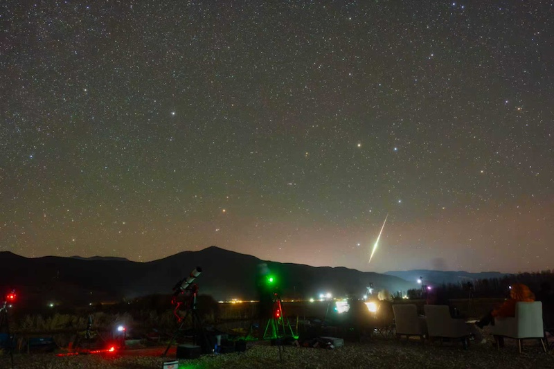 上海天文馆团队在泸沽湖拍到的流星雨（受访人供图）
