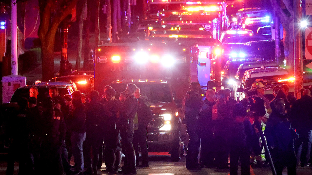 12月13日，在美国罗得岛州普罗维登斯，应急人员在发生枪击事件的布朗大学内工作。（新华社/图）