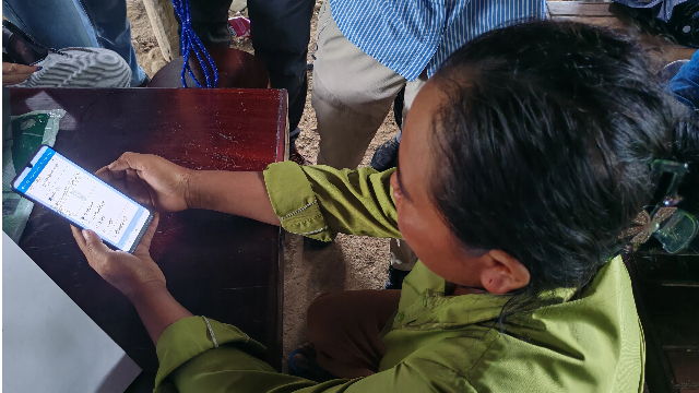 萨润通过智能手机上传快筛结果 (来源:受访者提供)