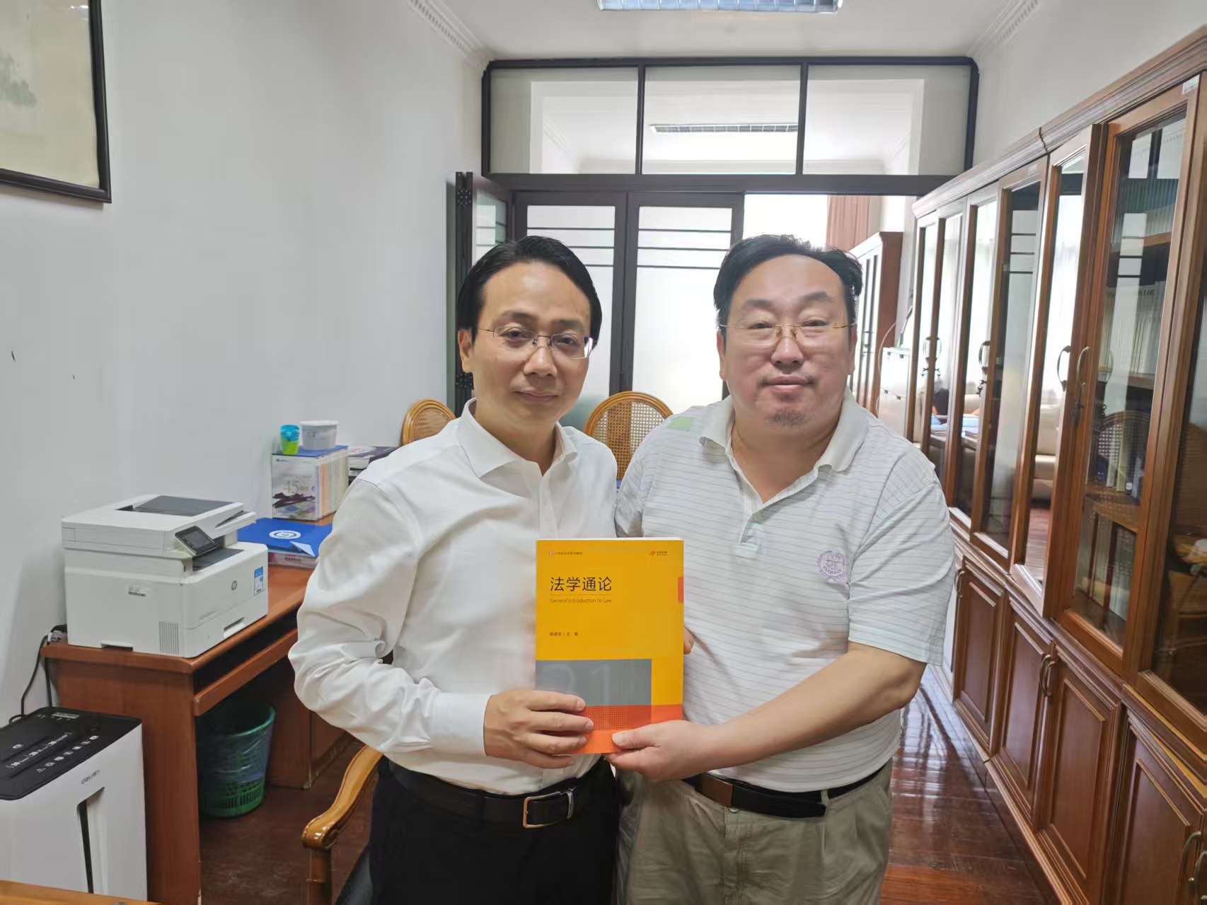 作者（右）和法学家、二零一二年度曙光学者姚建龙研究员合影留念