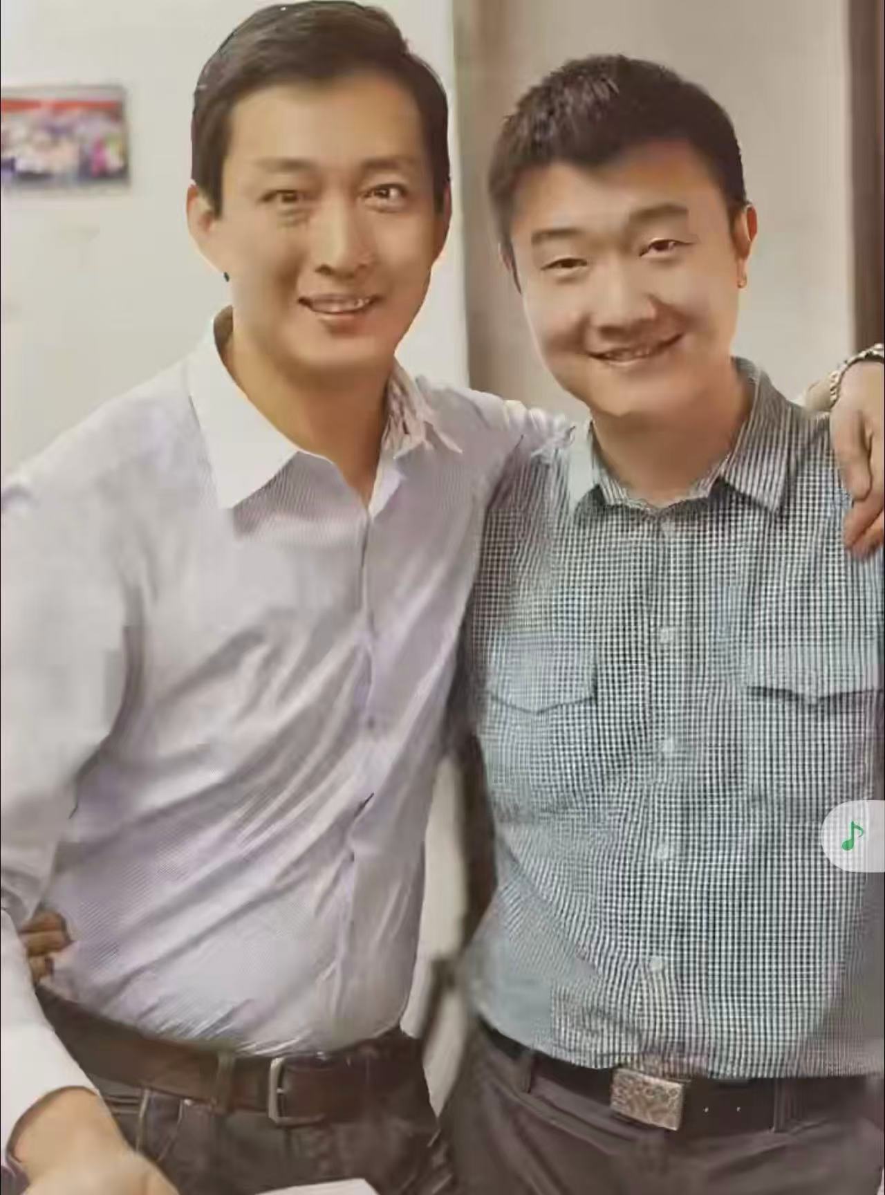 张欣和李旭（右）2015年5月在南开合唱团20年团庆时的留影