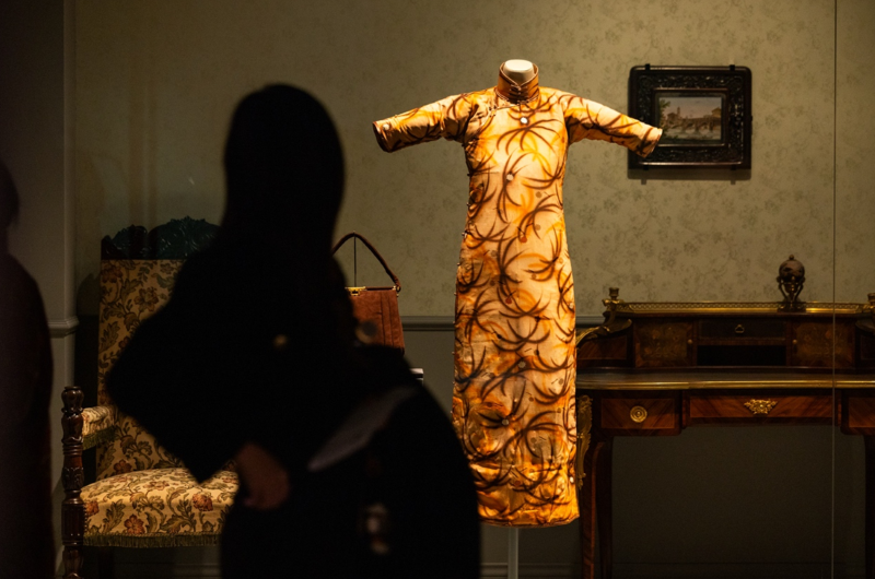 浅橘色地弧线纹印花绉旗袍，20世纪30年代，张信哲收藏（摄影记者/吴军）