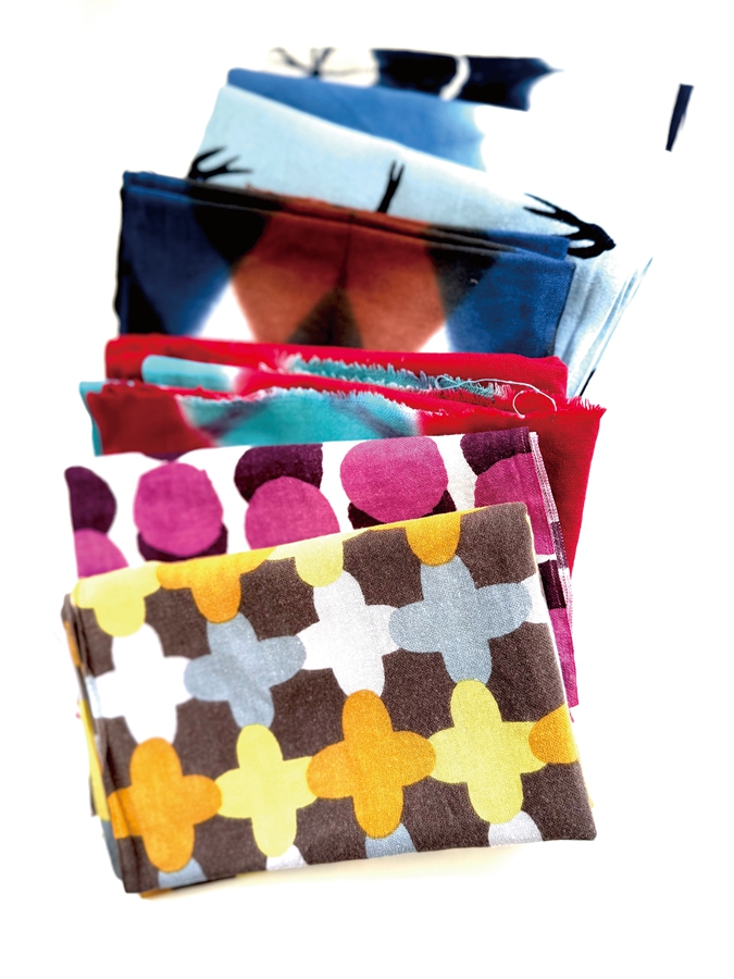 欧阳应霁在世界各地买的手帕有三四百条    出版社供图