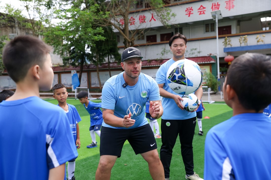 2024大众汽车足球日暨沃尔夫斯堡足球训练营来到雪口山镇，为孩子们带来德式足球训练
