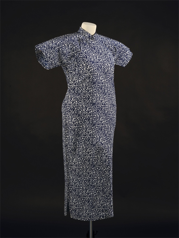 蓝地花卉纹印花布旗袍，20世纪40年代，上海宋庆龄故居纪念馆藏