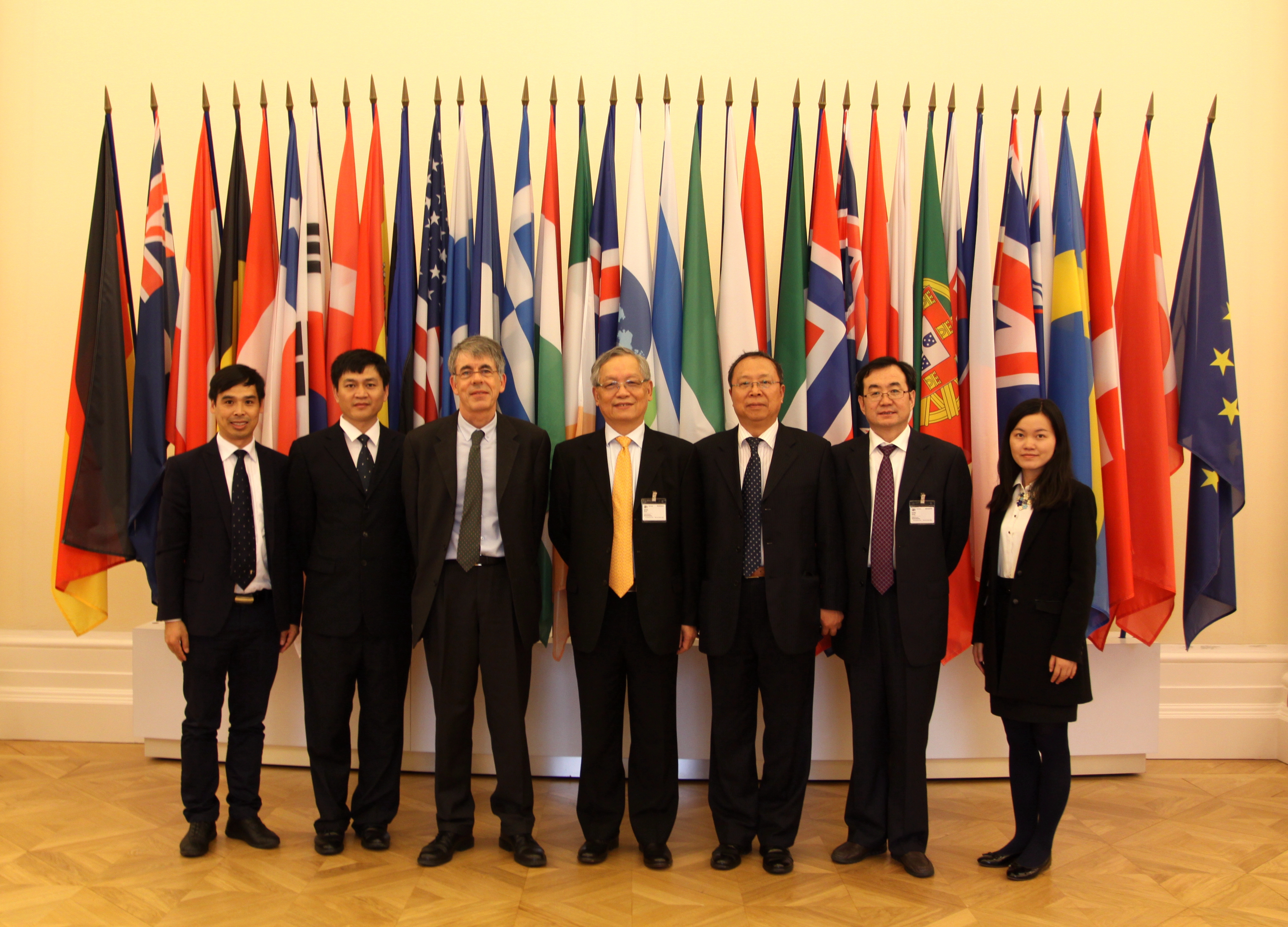 2015年10月，上海社科院代表团访问位于巴黎的经合组织总部后合影留念。左一为吴雪明博士；左三为时任上海社科院院长王战教授；右二为上海社科院党委书记权衡研究员。