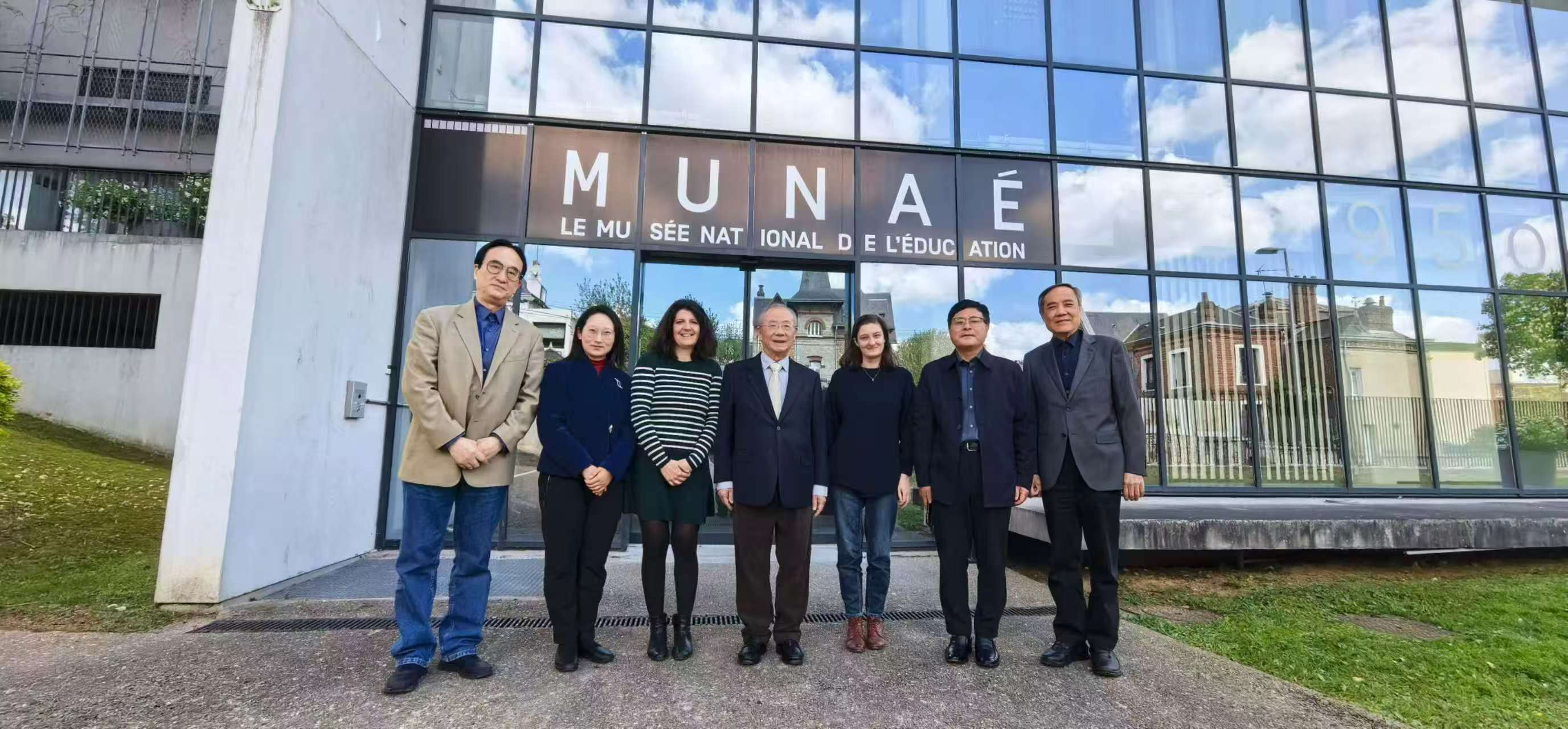 2025年4 月16 日，上海市教育基金会理事长王荣华教授（中）带队考察法国国家教育博物馆。