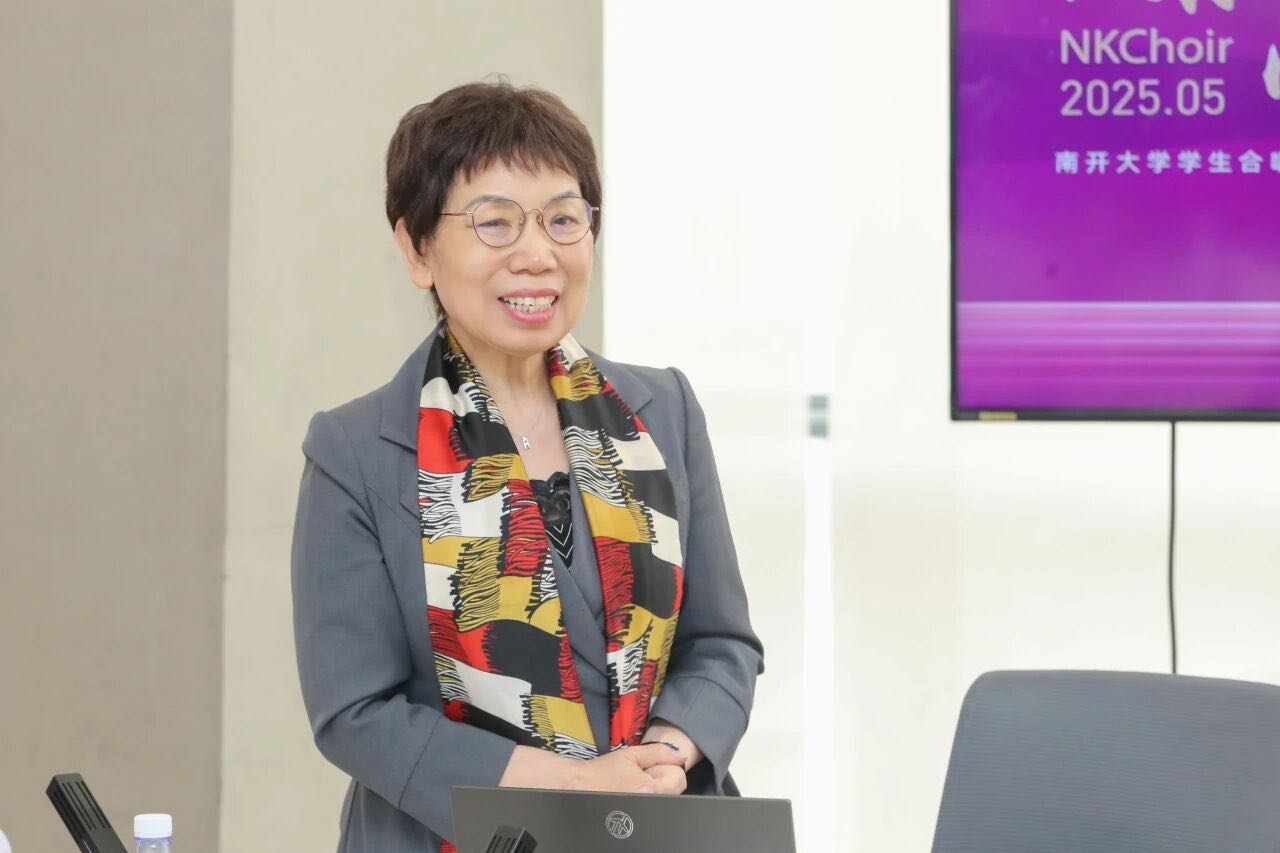 南开大学合唱团的灵魂人物暨指挥、美育先锋孟超美教授