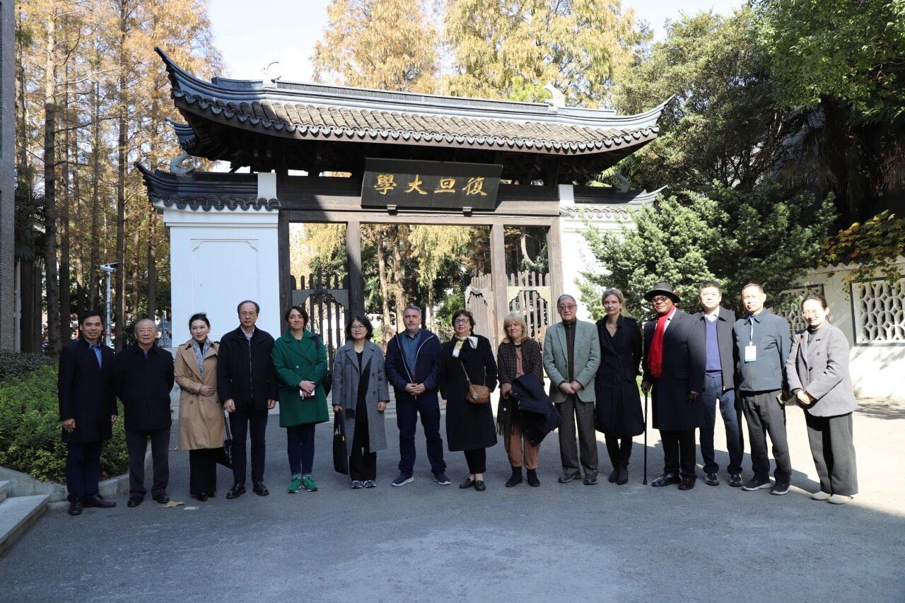 十二月三日,包括法国国家教育博物馆馆长在内的贵宾们访问复旦大学;右二为上海市政协委员洪民荣研究员。
