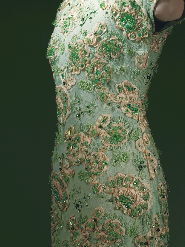 嫩绿色地珠带绣花卉纹网纱旗袍，20世纪四五十年代，上海博物馆藏，2021年贝洽女士捐赠