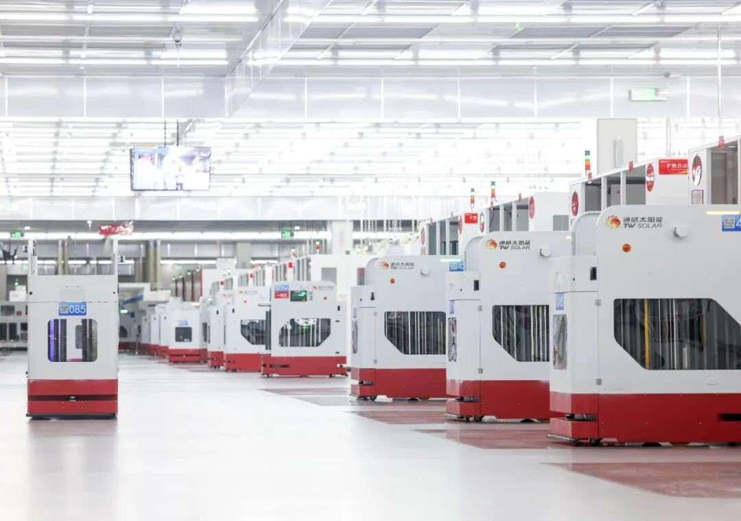 全球光伏电池行业首个“灯塔工厂” 通威太阳能眉山公司智能制造车间