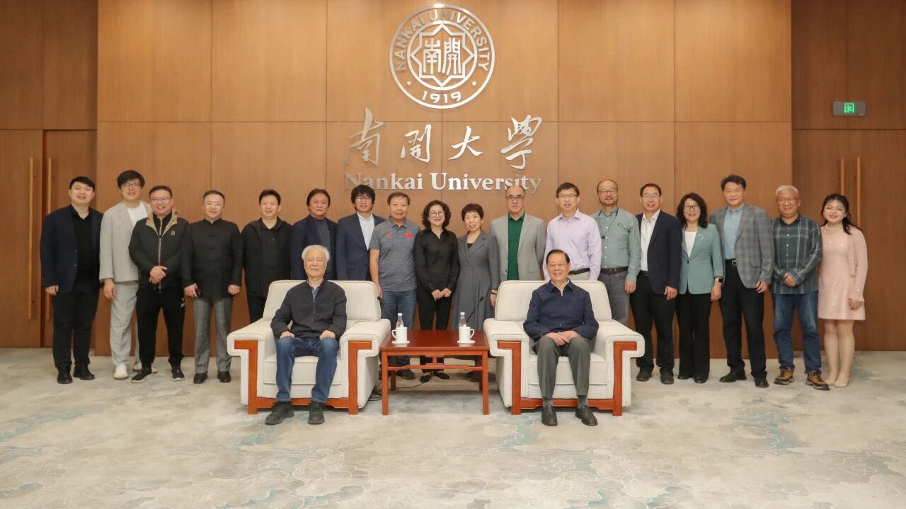 出席南开大学合唱团三十周年专家交流研讨会的嘉宾们合影留念