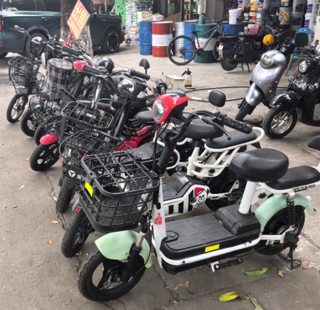 部分正在出售的旧国标电动自行车。 黄琳摄