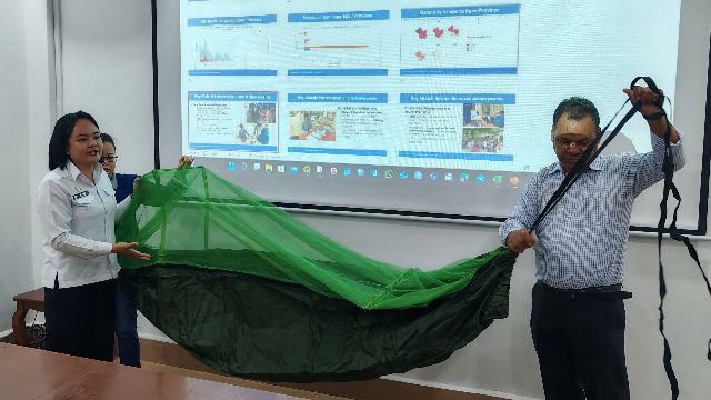 坎哈(左一)展示户外蚊帐吊床 (来源:受访者提供)