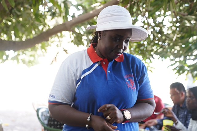 在村民大会上发表演说的阿瓦。 （受访者提供）