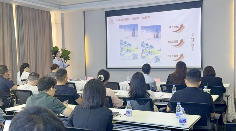 工行深圳宝安支行走进产业园区开展普惠金融宣讲。