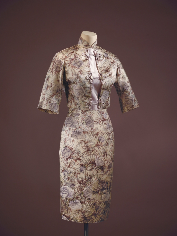 白地浅紫色玫瑰纹提花印花绒旗袍套装，20世纪70年代，上海博物馆藏，2021年贝洽女士捐赠