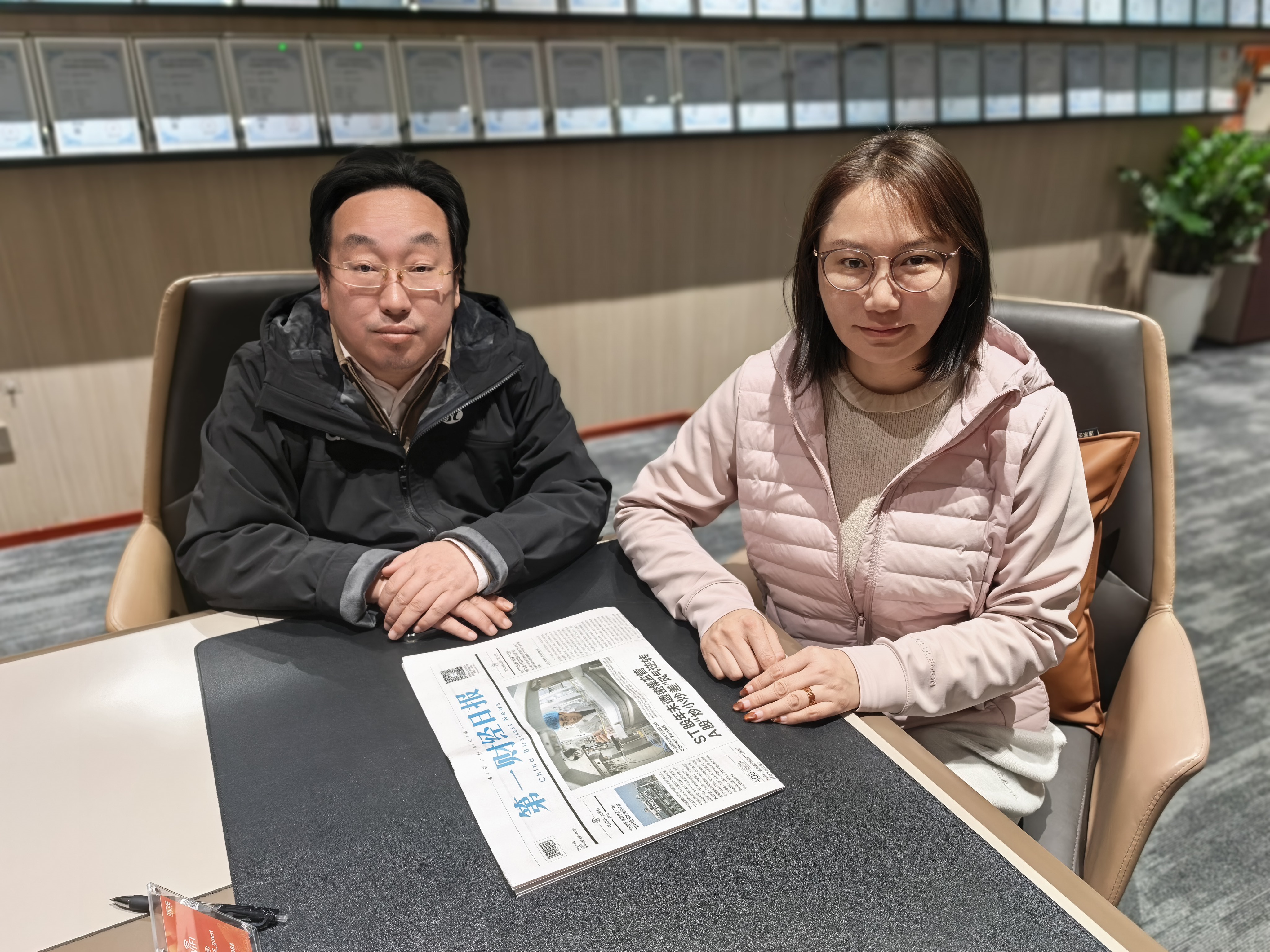 作者(左)和徐汇区政协委员马京伟交流体育产业赋能消费课题