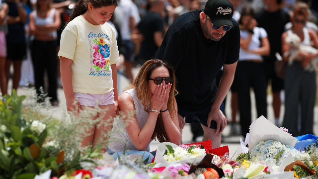 15日,在澳大利亚悉尼,人们在邦迪滩枪击事件现场附近悼念遇难者 (新华社图)