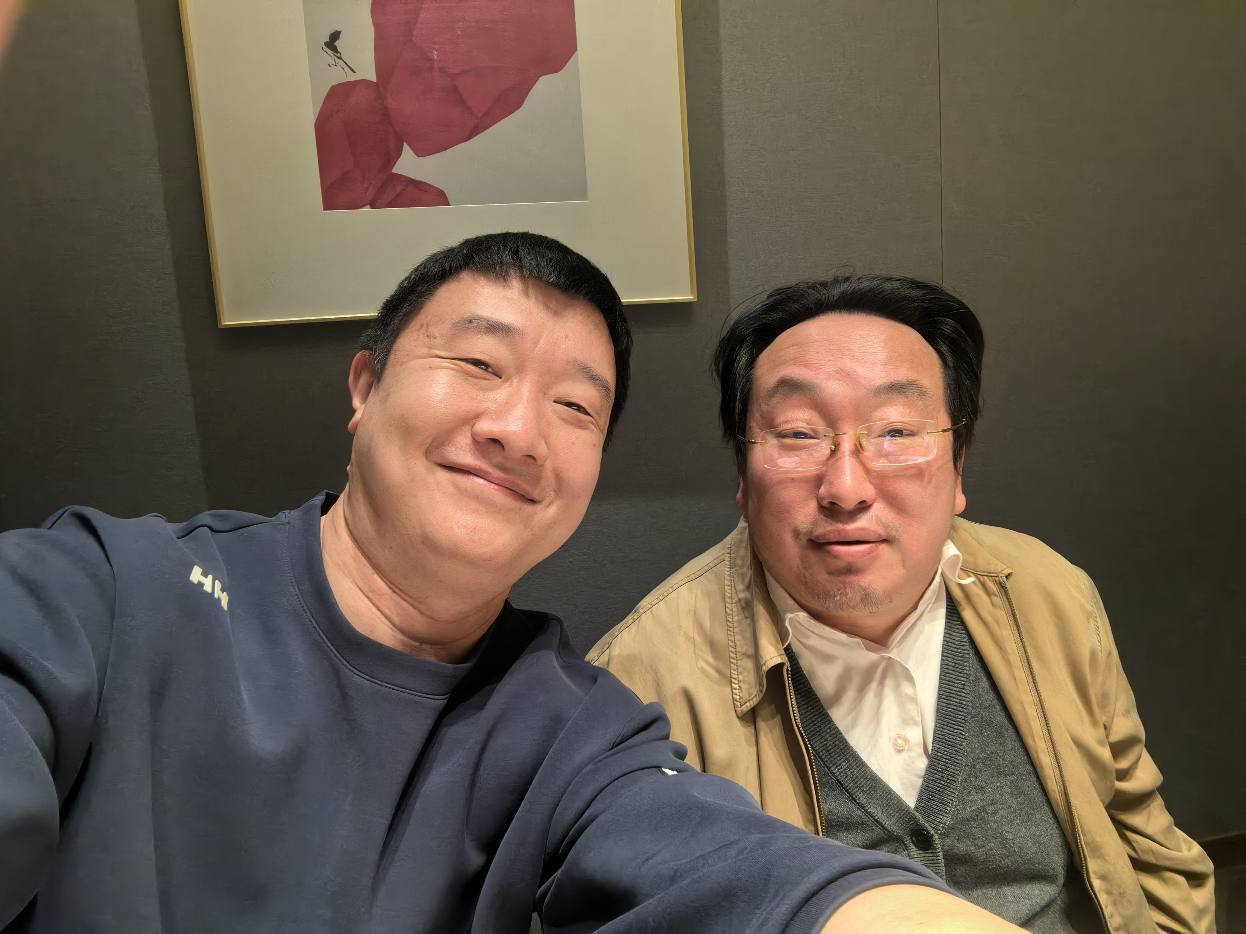 作者（右）和李旭一起在沪交流交响乐与合唱团校园文化话题