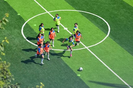 孩子们在雪口山镇中心校大众汽车“梦想+”球场开展足球比赛