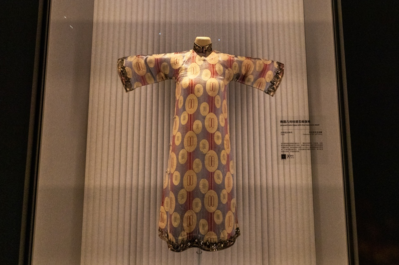 椭圆几何纹提花缎旗袍，20世纪20年代，张信哲收藏（摄影记者/吴军）