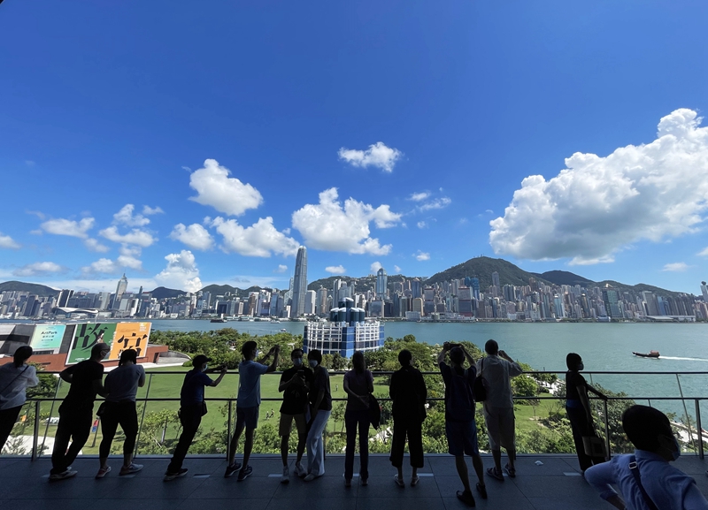 从香港故宫文化博物馆的一处观景台远眺    新华社图