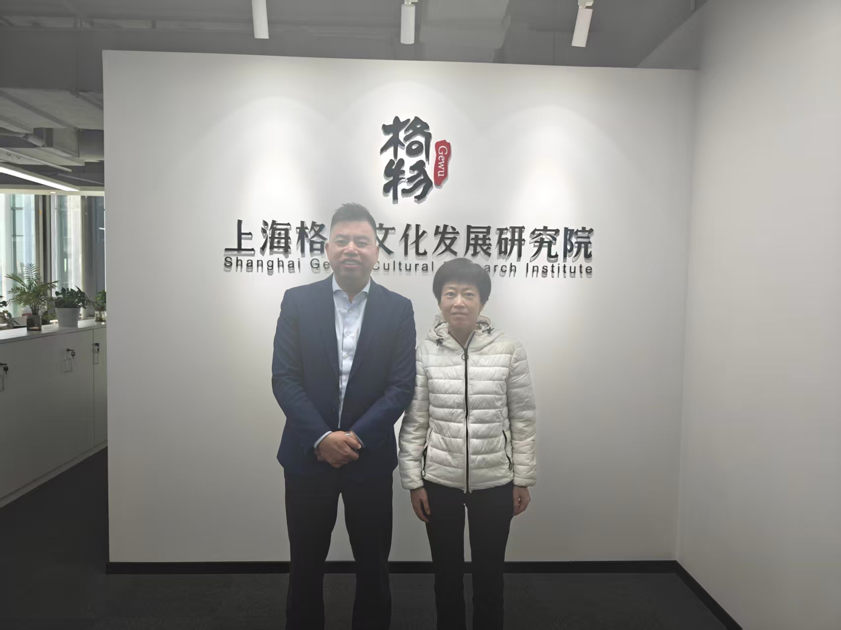 卫虹霞(右)和上海格物文化发展研究院院长符湘林,交流体育文化话题