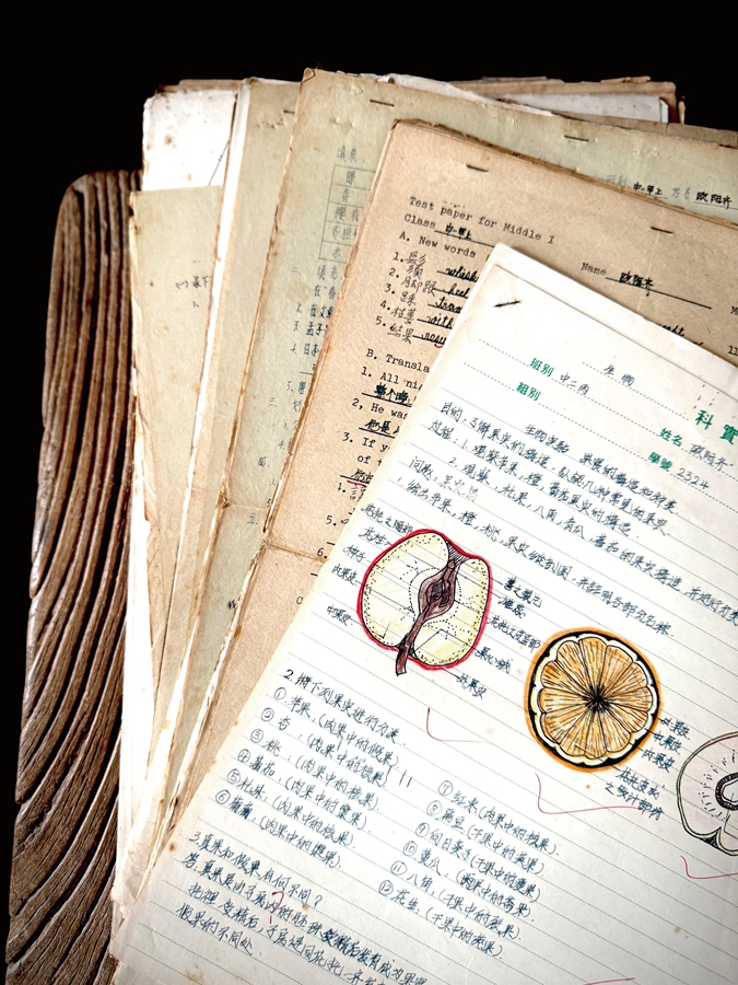 欧阳应霁保存了几十份初一、二年级时的试卷，当时还是油印的   出版社供图