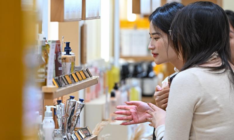 12月18日,顾客在海口国际免税城购物。新华社