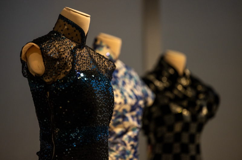 黑网纱地亮片绣黑蓝横条纹旗袍，20世纪50年代 ，上海博物馆藏，2021年贝洽女士捐赠（摄影记者/吴军）