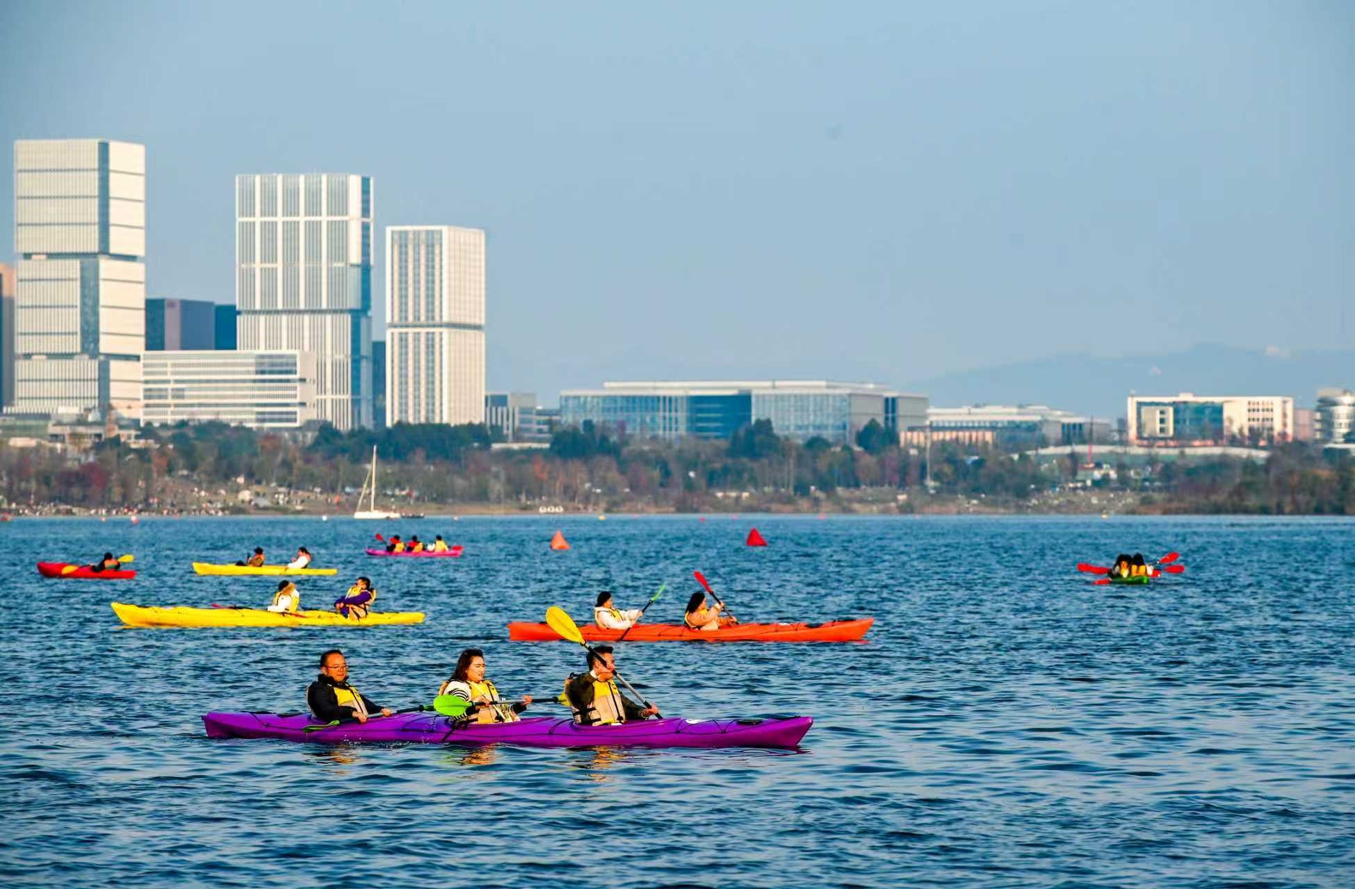 年轻市民在兴隆湖玩皮划艇