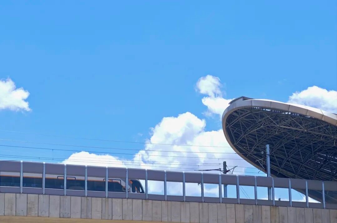 行驶中的资阳线列车