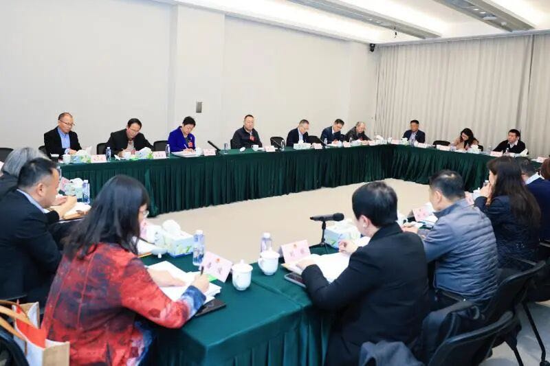 一月二十一日下午，徐家汇代表团审议政府工作报告；区委书记曹立强参加，并提出打造人民城市徐汇建设样板