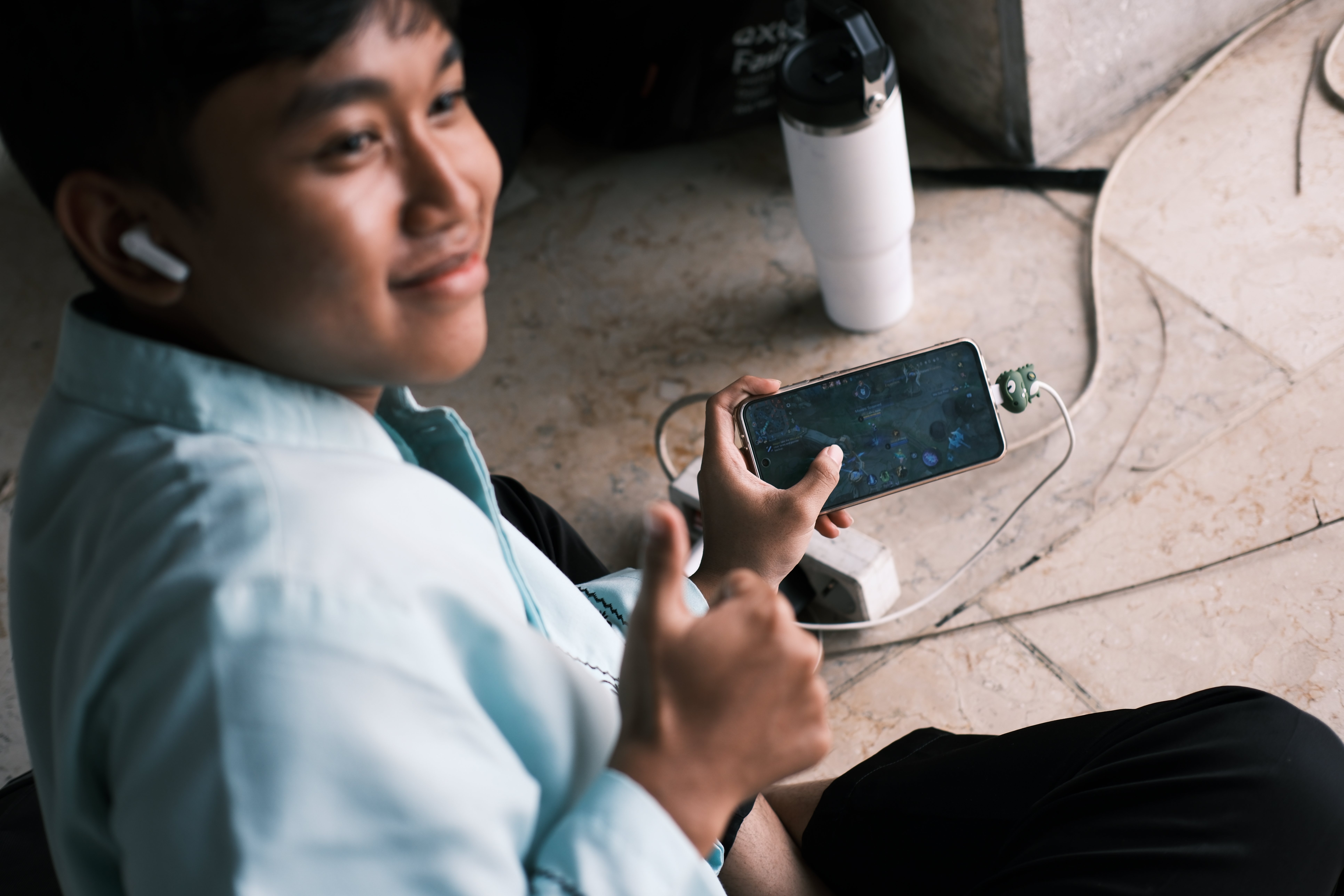 在雅加达最大的清真寺，遇到两个男孩在玩《决胜巅峰》。