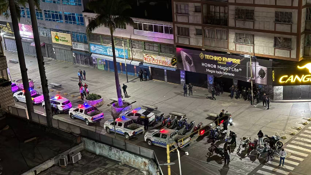 当地时间4日晚，委内瑞拉洛斯特克斯市的警察在移动建筑物前集结（受访者供图）