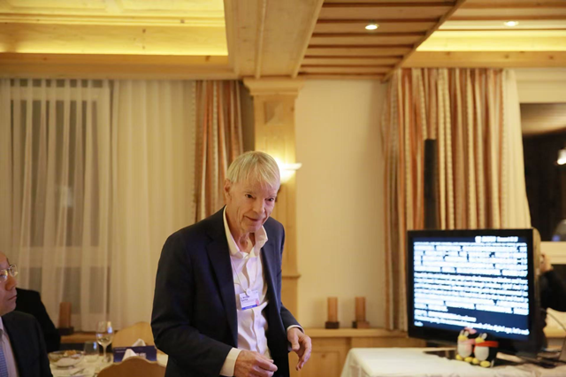 图2001年诺贝尔经济学奖获得者、斯坦福大学商学院菲利普·H·奈特名誉教授迈克尔·斯宾塞