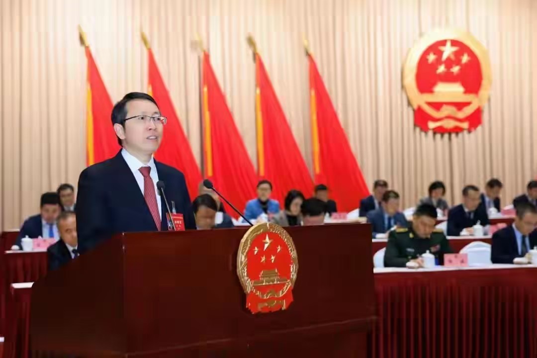 一月二十一日上午，徐汇区区长王华做政府工作报告