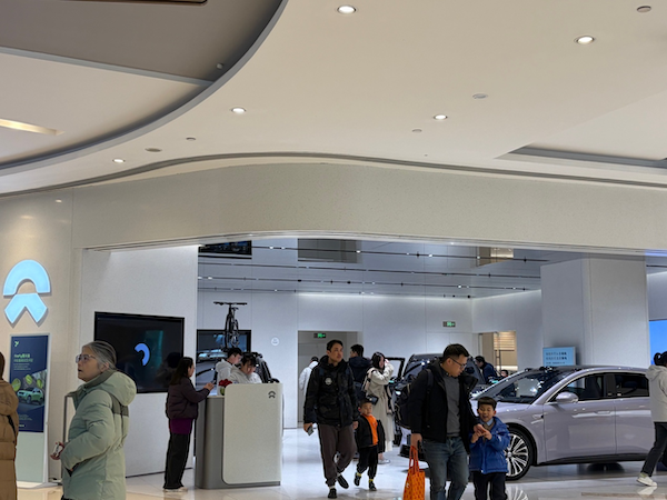 上海五角场商圈蔚来门店，摄影：莫一格