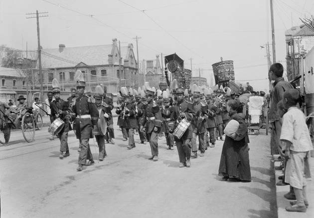 婚礼乐队(上海教育出版社供图)