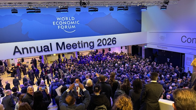 等待进入特朗普讲话会场的观众(记者陈玺宇摄)