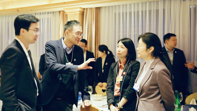 愿景晚宴现场，腾讯集团高级执行副总裁、云与智慧产业事业群CEO汤道生以及腾讯新闻运营总经理黄晨霞与参会嘉宾交流中