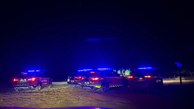 1月19日，在西班牙阿达穆斯镇，警察封锁前往事故现场的道路。（图源：新华社）