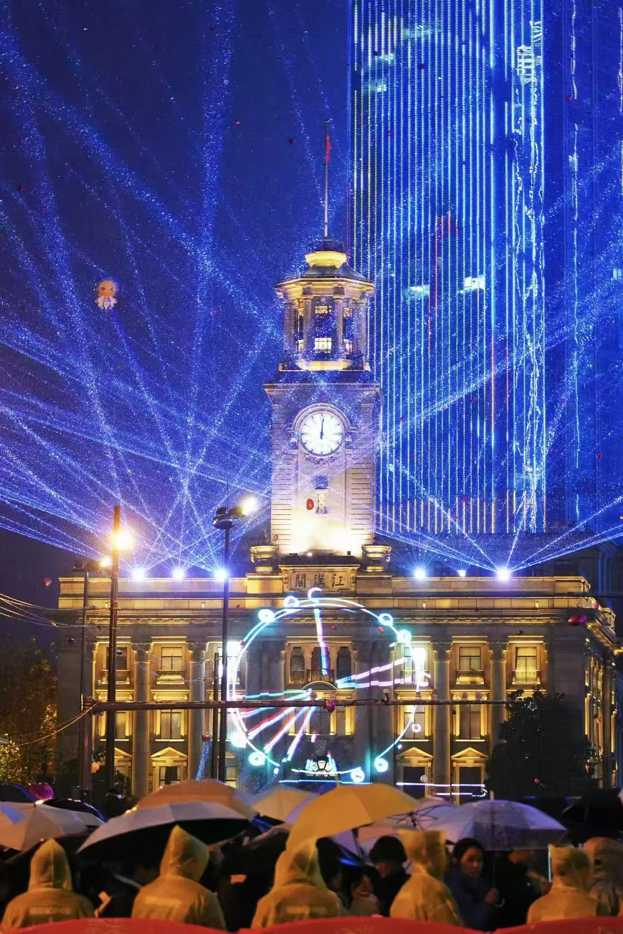 数以万计的年轻人冒雨来到武汉江汉关跨年。 图片来源：武汉文旅