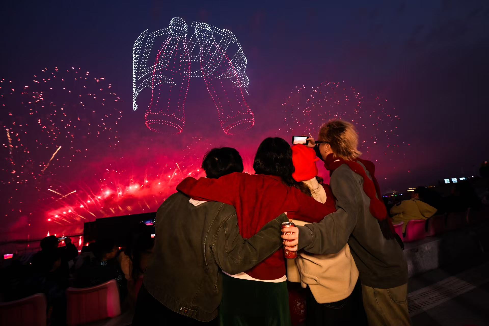 可口可乐中国在重庆举办主题烟花展示活动